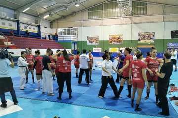 Clase magistral de defensa personal para las jugadoras del Rocasa Gran Canaria (Foto TA)