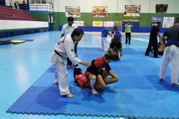 Clase magistral de defensa personal para las jugadoras del Rocasa Gran Canaria (Foto TA)