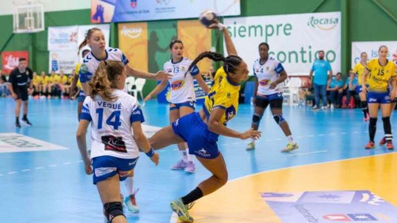 La jugadora Sayna Mbengue participó en una mesa redonda junto a preparadores físicos y fisioterapeutas