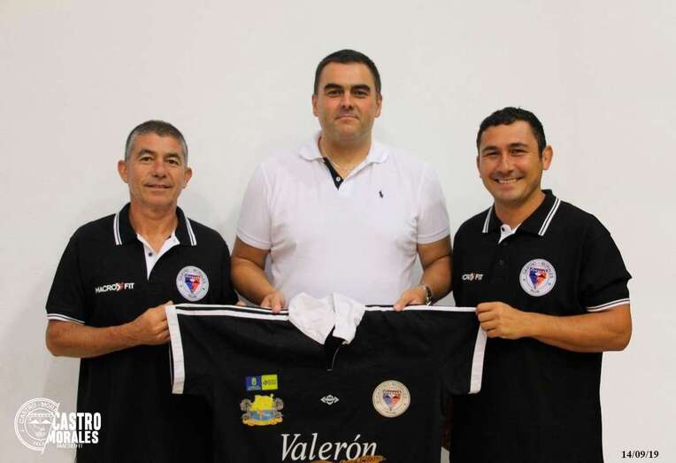 El presidente del club, Héctor León, con Virgilio Moreno y Manuel Ramos, tras firmarse la renovación (Foto TA)