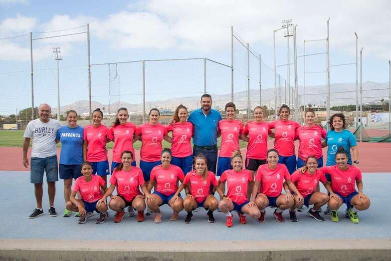 El concejal Diego Ojeda (el centro de la imagen), con el equipo teldense (Foto TA)