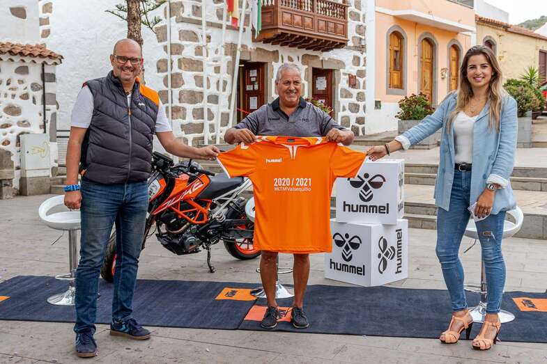 Momento de la presentación de Paco Santana como entrenador (Foto TA)