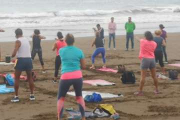  Ejercicios físicos sobre la arena de las playas de Telde (Foto TA)