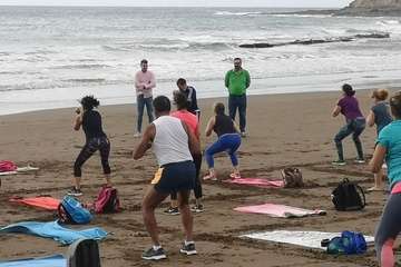  Ejercicios físicos sobre la arena de las playas de Telde (Foto TA)