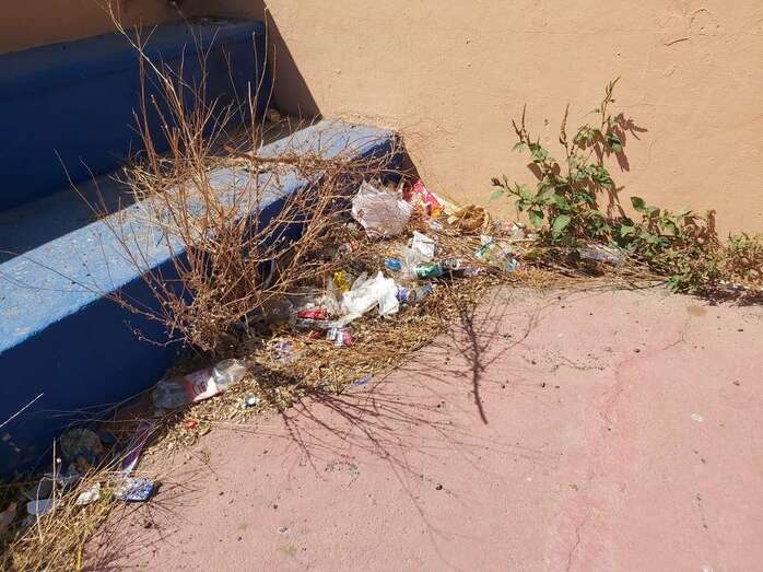 La basura y la vegetación evidencian la falta de mantenimiento en esta instalación deportiva (Foto TA)