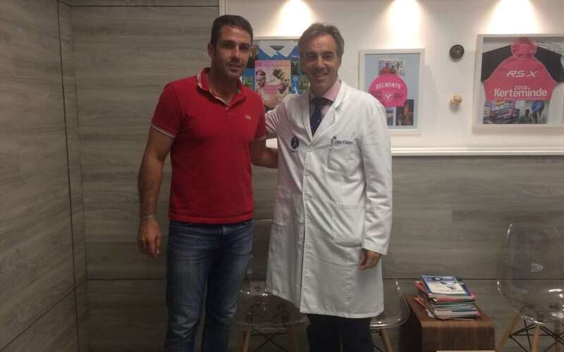 El tenista teldense y el doctor Emlio López-Vidriero (Foto Traumatologíadeportiva.com)