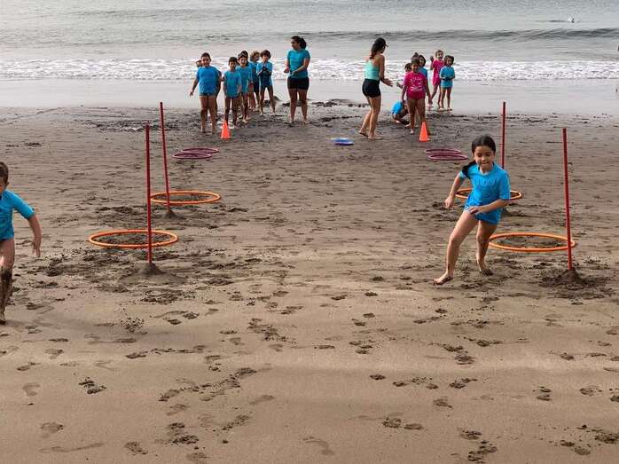 El campus organiza un varipinto programa de actividades sobre la playa y en el campo de fútbol (Foto TA)