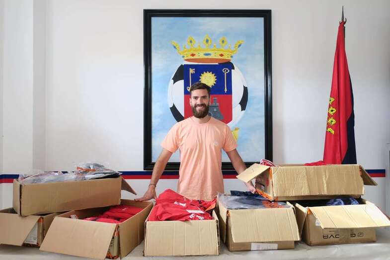 Roberto Medina, vicepresidente del club, con el material donado a Aldeas Infantiles (Foto TA)