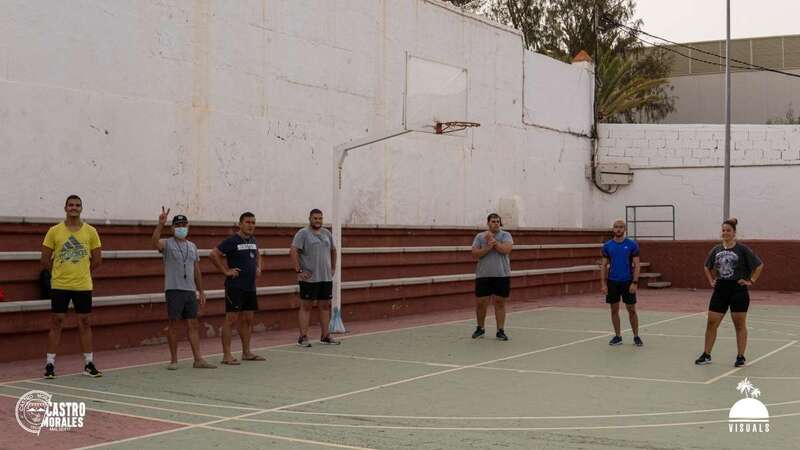Las sesiones no pueden desarrollarse en la arena, así que se han trasladado a la cancha del barrio (Foto TA)