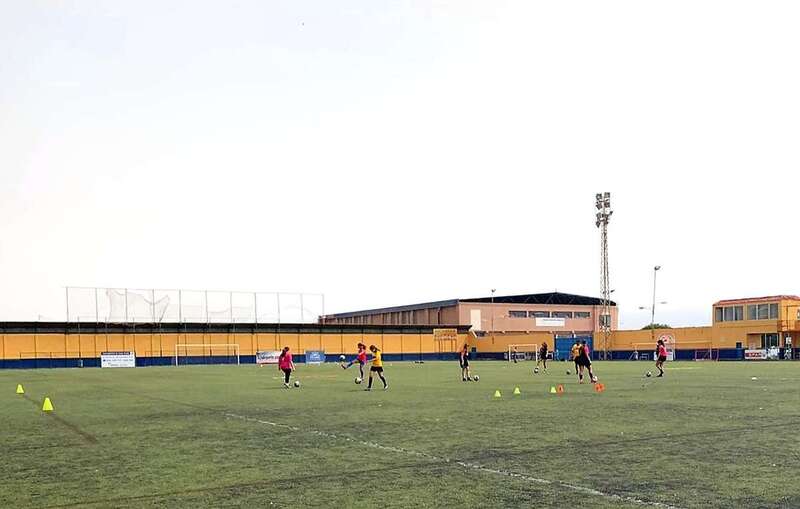 El campus de verano se celebra en el estadio de fútbol de El Hornillo (Foto TA)