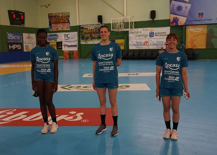 Mizuki Hosoe, primera por la derecha, junto a dos nuevos fichajes del Rocasa/Acfi Press.