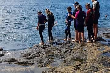 El surf se hace grande en Salinetas/Escuela de Sur El Hombrfe y TA.