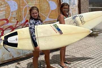 El surf se hace grande en Salinetas/Escuela de Sur El Hombrfe y TA.