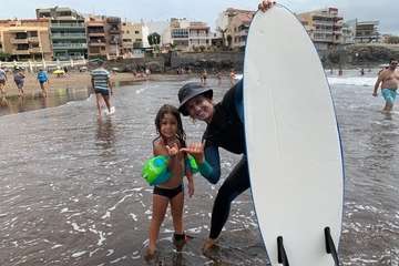 El surf se hace grande en Salinetas/Escuela de Sur El Hombrfe y TA.