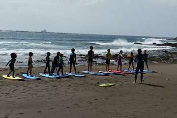 El surf se hace grande en Salinetas/Escuela de Sur El Hombrfe y TA.