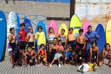 El surf se hace grande en Salinetas/Escuela de Sur El Hombrfe y TA.
