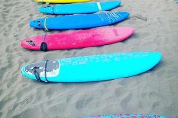 El surf se hace grande en Salinetas/Escuela de Sur El Hombrfe y TA.