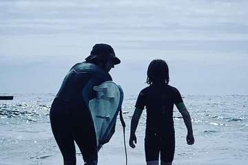 El surf se hace grande en Salinetas/Escuela de Sur El Hombrfe y TA.