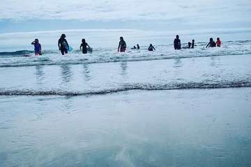 El surf se hace grande en Salinetas/Escuela de Sur El Hombrfe y TA.