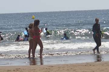 El surf se hace grande en Salinetas/Escuela de Sur El Hombrfe y TA.