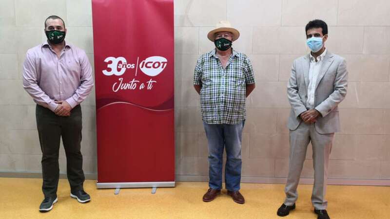 Momento de la firma del acuerdo entre ICOT y el Rocasa/TA.