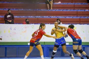 El Rocasa se ahoga en la orilla y cede su primera derrota ante un sólido Porriño/TA.