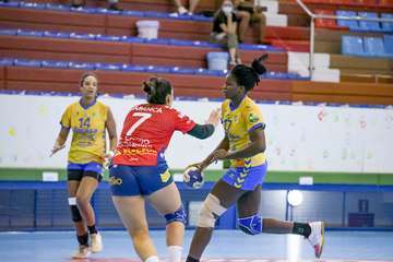 El Rocasa se ahoga en la orilla y cede su primera derrota ante un sólido Porriño/TA.