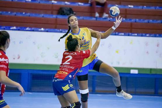 El Rocasa se ahoga en la orilla y cede su primera derrota ante un sólido Porriño/TA.