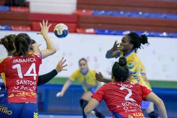 El Rocasa se ahoga en la orilla y cede su primera derrota ante un sólido Porriño/TA.