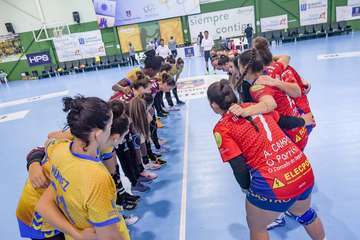 El Rocasa se ahoga en la orilla y cede su primera derrota ante un sólido Porriño/TA.