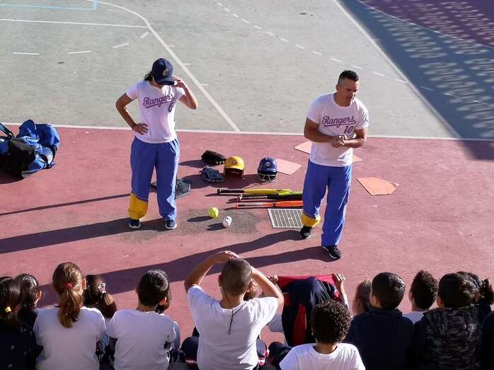 Imagen de archivo de una sesión de iniciación al béisbol en un colegio de Telde (Foto TA)