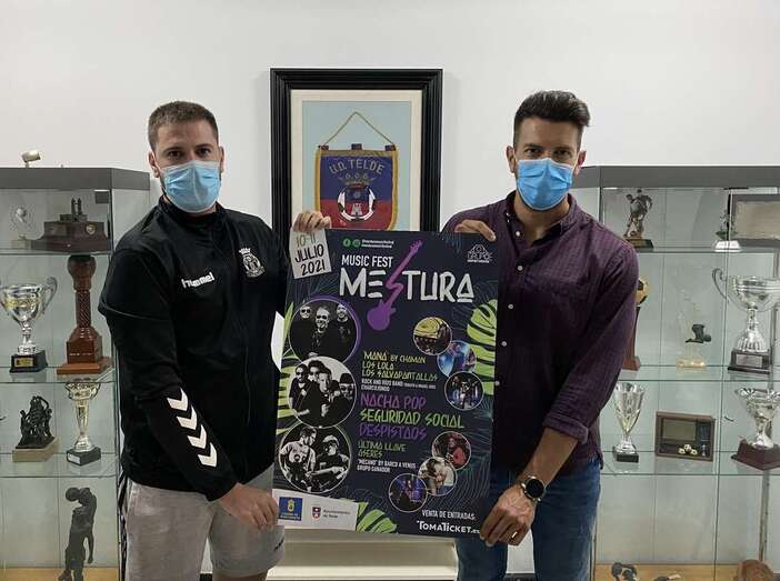 Francisco Navarro, de la UD Telde, junto a Hugo Santana, promotor del festival (Foto TA)