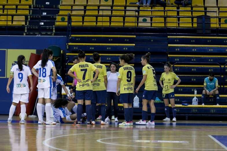 Cristina Gimeno dando instrucciones a su equipo/TA.