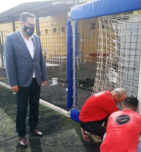 El edil Diego Ojeda supervisa los trabajos de colocación de los protectores/TA.