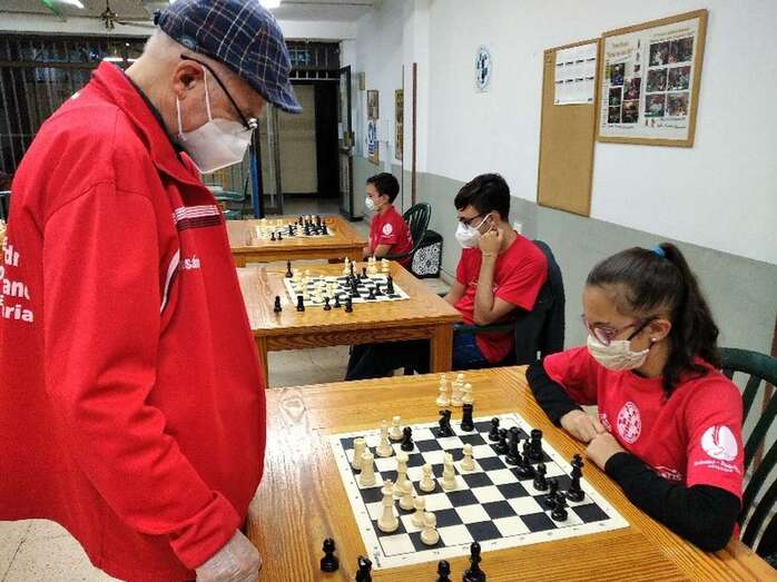 Simultánea del Maestro Internacional Neboisa Illijin con ocho valores de la entidad/TA.