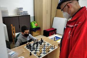 simultánea del Maestro Internacional Neboisa Illijin con ocho valores de la entidad/TA.