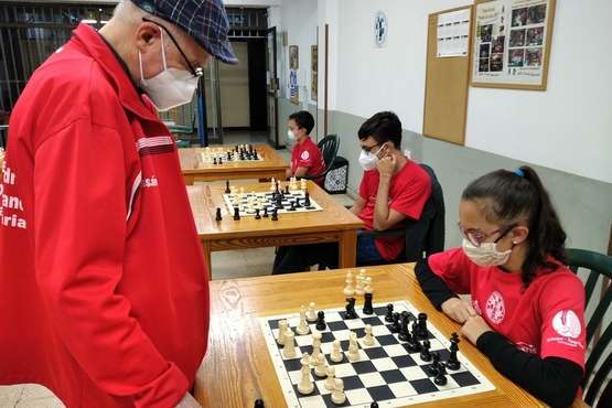 simultánea del Maestro Internacional Neboisa Illijin con ocho valores de la entidad/TA.