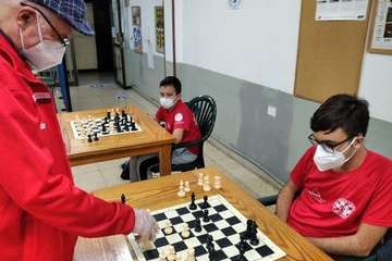 simultánea del Maestro Internacional Neboisa Illijin con ocho valores de la entidad/TA.