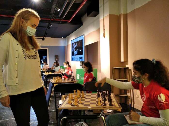 La maestra y mundialista Stefanova juega con una joven promesa del ajedrez teldense/TA.