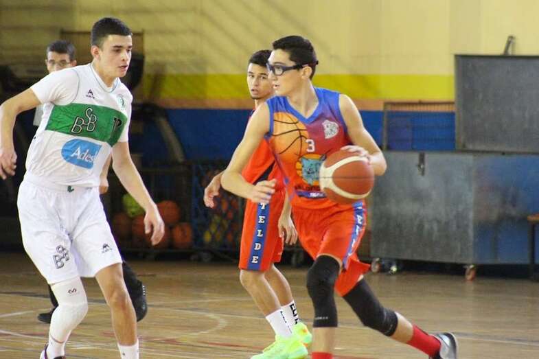 Momento del partido de este domingo entre ambos equipos juveniles/TA.