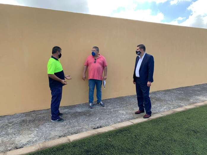 El concejal Diego Ojeda junto al muro perimetral que será remodelado/TA.