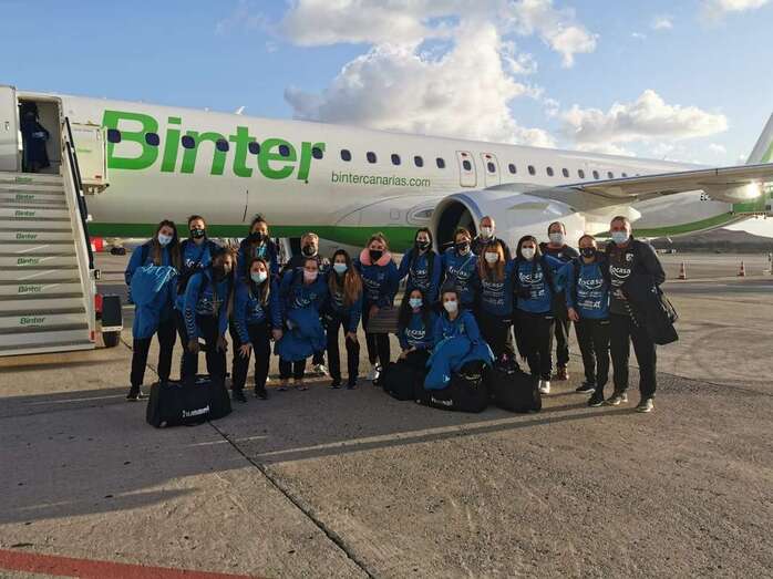 La expedición del Rocasa junto al avión fletado por Binter/TA.