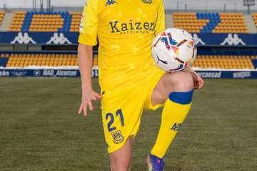 El exjugador de la UD Telde, Dani Ojeda, de amarillo con el Alcorcón/AD Alcolrcón.