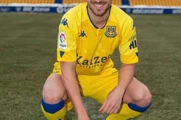 El exjugador de la UD Telde, Dani Ojeda, de amarillo con el Alcorcón/AD Alcolrcón.