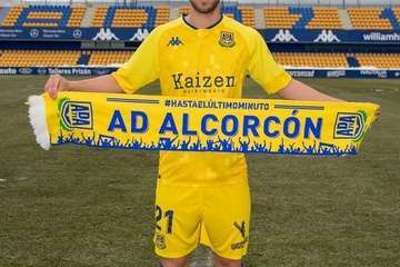 El exjugador de la UD Telde, Dani Ojeda, de amarillo con el Alcorcón/AD Alcolrcón.