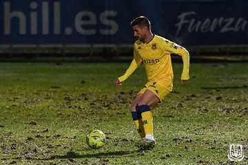 El exjugador de la UD Telde, Dani Ojeda, de amarillo con el Alcorcón/AD Alcolrcón.