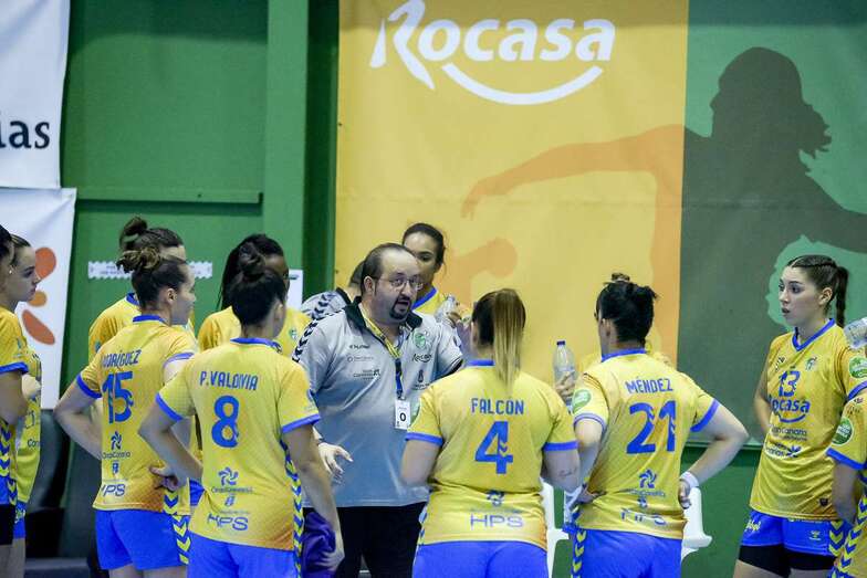 Roberto Santana, en una imagen de archivo dando instrucciones a sus jugadoras / TA