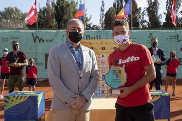 El consejero insular de Deportes, Francisco Castellano, y Enzo Couacaud/Marta Magni/MEF Tennis Events.