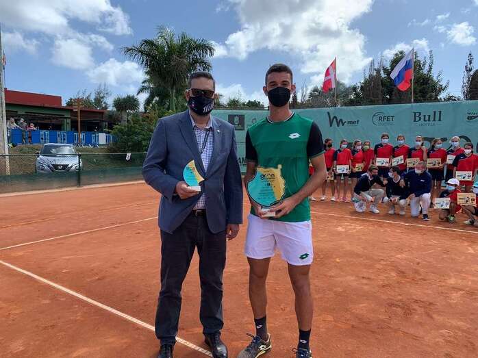 El tenista ganador del torneo junto al concejal de Deportes de Telde, Diego Ojeda/TA.