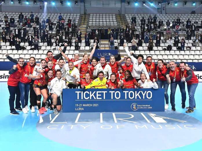 Silvia Navarro y a Almudena Rodríguez, tras vencer a Argentina y lograr la clasificación olímpica / TA